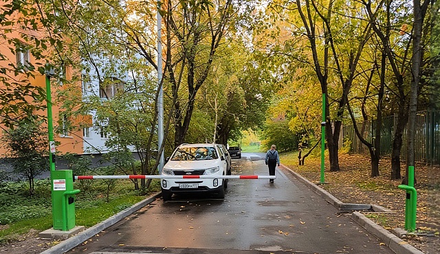 Максим Ликсутов: более 500 дворовых шлагбаумов запустили в столице по упрощенной программе «Московского паркинга»