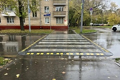 Завершилось обустройство приподнятого пешеходного перехода 
