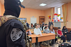 Офицеры московского СОБР «Центр» рассказали лицеистам о службе Отечеству