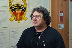 В столичном главке Росгвардии известный певец передал гладкоствольные ружья участникам СВО