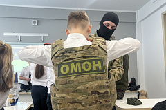 Сотрудники ОМОН «Авангард» столичного главка Росгвардии провели урок мужества для кадет