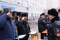 Офицеры столичного главка Росгвардии поздравили выпускников подшефного Юридического колледжа с окончанием обучения