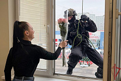8 Марта стучится в окна: столичные спецназовцы Росгвардии необычным образом поздравили женщин-коллег 